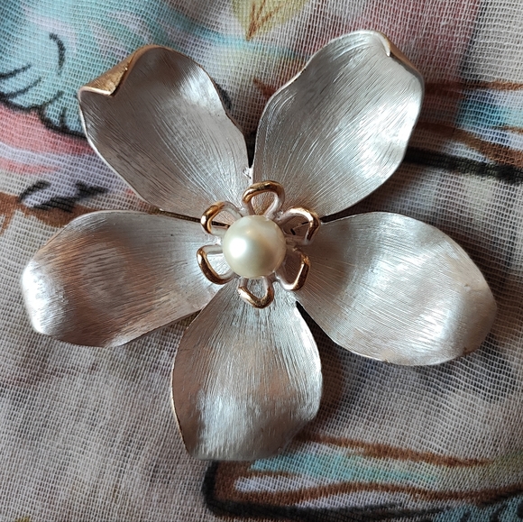 Frosted Matte White Enameled Unsigned Boucher? Vintage Brooch Blazer Pin Unisex - Picture 6 of 11